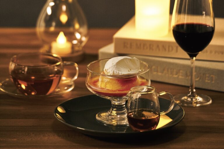 【横浜モアーズ限定】カフェで本格アルコールを楽しむ夜の新習慣。ブランデー香る『かためのプリン』と選べるドリンクセットがスタート