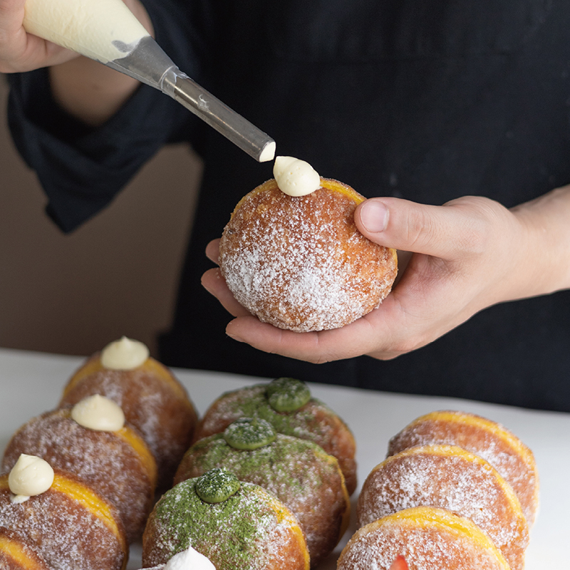 かぼちゃ生地を使用したUNI DONUTSの断面